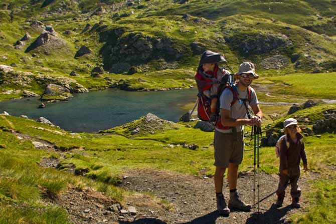bébé-sur-porte-bébé