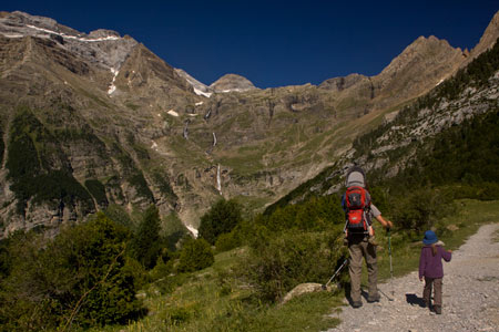 enfant-en-voyage-dans-cirque-de-la-Pineta-et-mont-Perdu-Pyrénées-Espagne