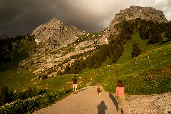 randonneurs-enfants-dans-les-aravis-Alpes