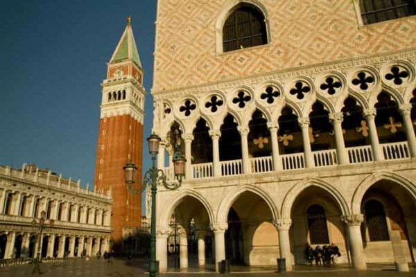 place-saint-marc-palais-des-doges-et-campanile-à-venise-italie