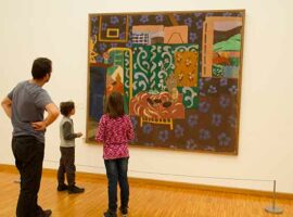 Musée-de-grenoble-enfants-devant-tableau-moderne