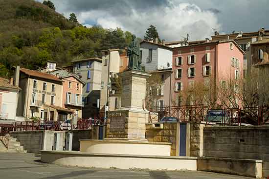 dignes-les-bains-place-et-fontaine provence