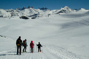 randonneurs-raquette-a-neige-avec-enfants-en-savoie