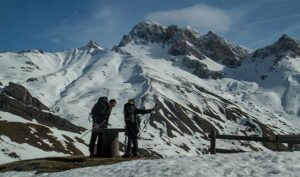 table-orientation-randonneur-enfant-et-parent-raquettes-Oisans