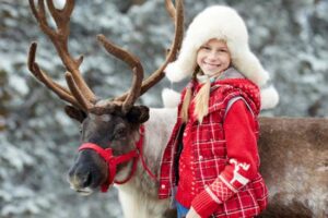 noel-en-laponie-en-famille-renne-et-enfant