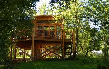 cabane-dans-les-arbres-en-famille-en-Auvergne