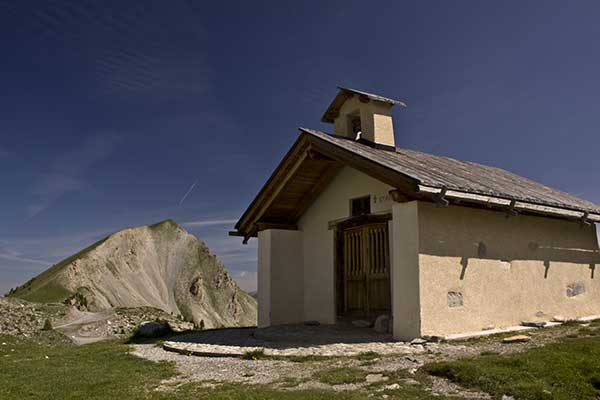 chapelle-St-Anne-au-dessus-du-lac-St-Anne-Queyras