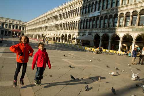 enfan-en-voyaget-sur-place-saint-marc-italie
