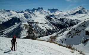 randonneur-enfant-à-raquette-à-neige-en-savoie