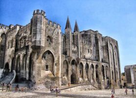 palais-des-papes-avignon-en-famille