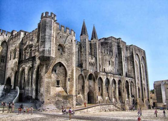 palais-des-papes-avignon-en-famille